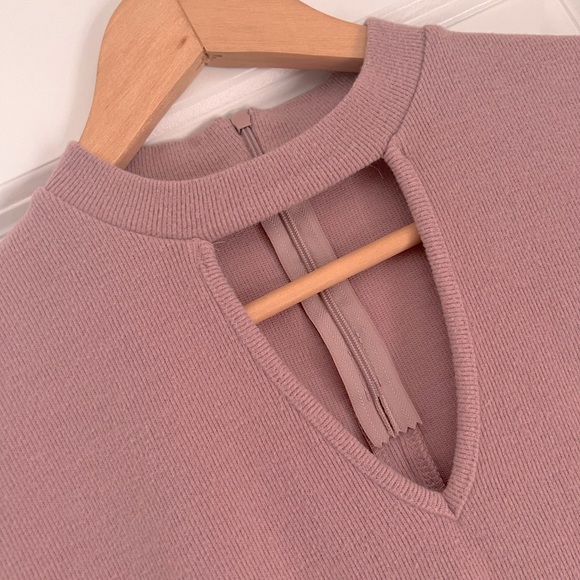 Keyhole cleavage blouse - Picture 3 of 3